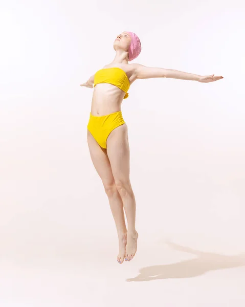Portrait Young Sportive Woman Swimming Suit Cap Preparing Jump Pool — Stock Photo, Image