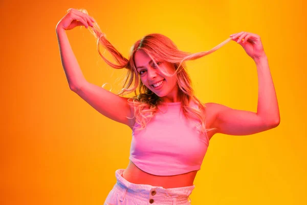 Portrait Young Beautiful Woman Posing Isolated Yellow Background Neon Light — ストック写真