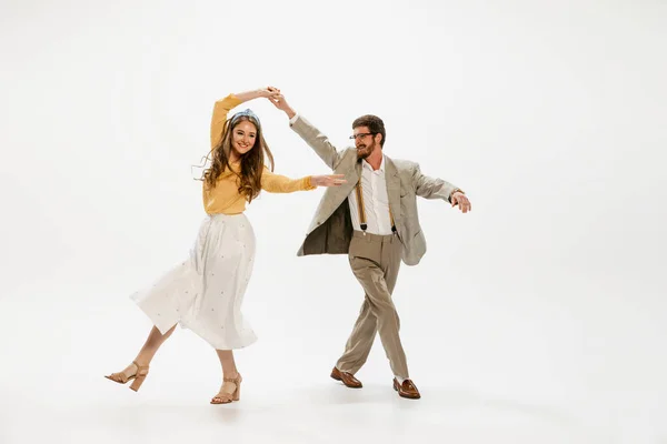 Portrait Jeune Couple Joyeux Tenue Vintage Dansant Amusant Isolé Sur — Photo