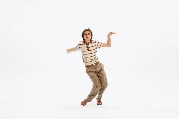 Портрет Экспрессивного Молодого Человека Винтажном Костюме Танцующего Позирующего Изолированно Белом — стоковое фото
