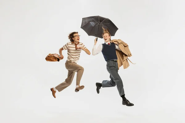 Portrét Dvou Veselých Mužů Retro Obleku Kráčejících Deštníkem Pózujících Pohybu — Stock fotografie