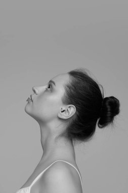 Tüylü, poz veren, yukarı bakan güzel bir kızın yan görünümü. Siyah beyaz fotoğrafçılık. Doğal güzellik kavramı, vücut ve cilt bakımı, kadınlık, kendini kabullenme, reklam