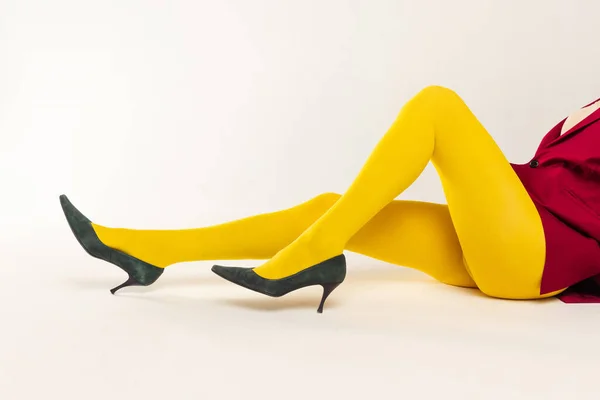 Imagen Recortada Piernas Femeninas Medias Amarillas Brillantes Tacones Aislados Sobre — Foto de Stock