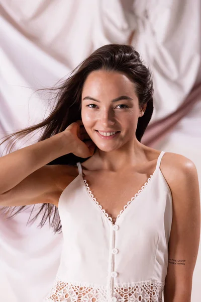 One Beautiful Tanned Girl Posing White Dress Looking Camera Smiling — Stock Photo, Image