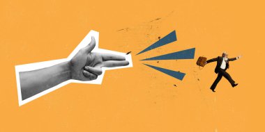 Çağdaş sanat kolajı. Yöneticilerin kontrolünden kaçan kıdemli işadamının kavramsal görüntüsü sarı arka planda izole edilmiş. İş kavramı, kariyer gelişimi, başarı, yaratıcılık