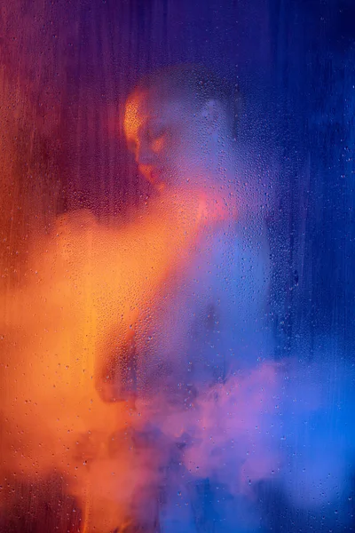 Портрет Молодой Женщины Ярким Макияжем Позирующей Изолированно Синем Фоне Неоновом — стоковое фото