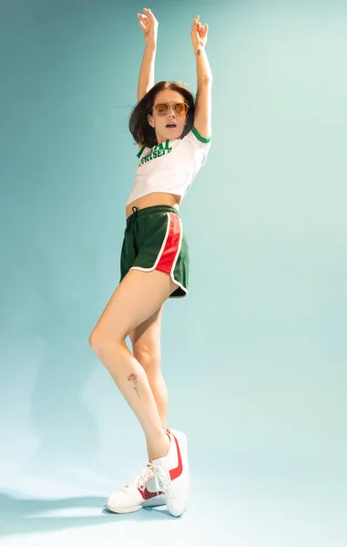Retrato Mulher Alegre Roupa Verão Casual Posando Dançando Isolado Sobre — Fotografia de Stock
