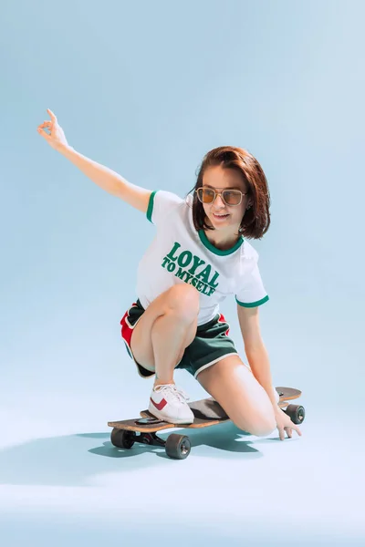 Portrait Beautiful Stylish Woman Casual Summer Outfit Posing Skateboard Isolated — ストック写真