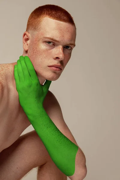 Elinde Yeşil Boya Olan Yakışıklı Çilli Adamın Portresi Gri Stüdyo — Stok fotoğraf