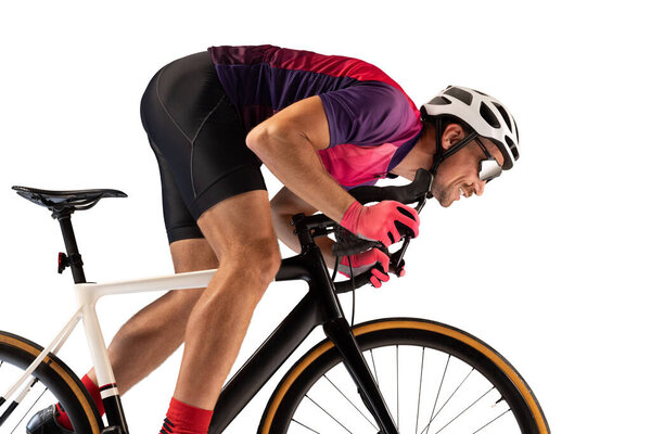 Портрет человека, профессиональная подготовка велосипедиста, поездка на изолированном белом фоне студии. Мотивация, концентрация. Концепция спорта, действия, движения, скорости, хобби, образа жизни. Копирование места для рекламы