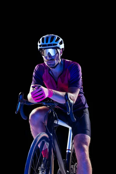 Männerporträt Radprofi Training Isoliert Über Schwarzem Studiohintergrund Lila Neonlicht Reitend — Stockfoto