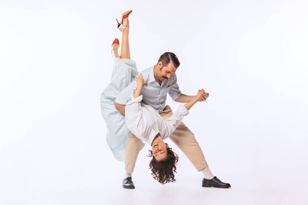 Портрет молодой красивой пары, мужчины и женщины, танцующие танго изолированы на белом фоне. Романтические движения. Концепция винтажной моды, хобби, деятельности, искусства, музыки, вечеринки, творчества и рекламы