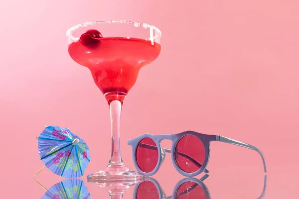 Склянка Смачного Алкогольного Напою Полуничний Коктейль Маргарити Ізольований Рожевому Тлі — стокове фото