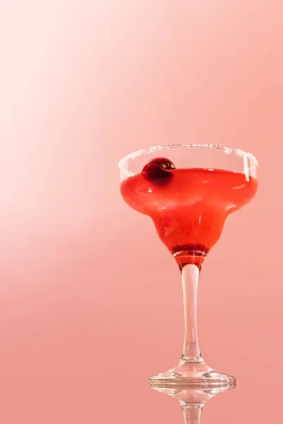 Sklenice Lahodného Lihového Nápoje Jahodový Koktejl Margarity Izolovaný Růžovém Pozadí — Stock fotografie