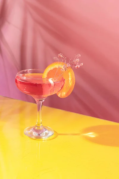 Szklanka Pysznego Koktajlu Alkoholowego Wodą Różaną Winem Musującym Różowym Żółtym — Zdjęcie stockowe