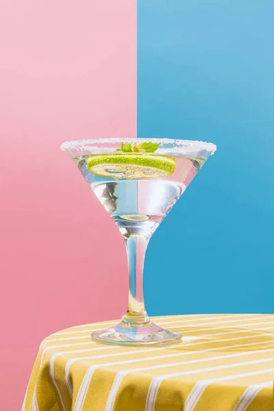 Ein Glas Leckerer Martini Cocktail Auf Rosa Blauem Hintergrund Party — Stockfoto