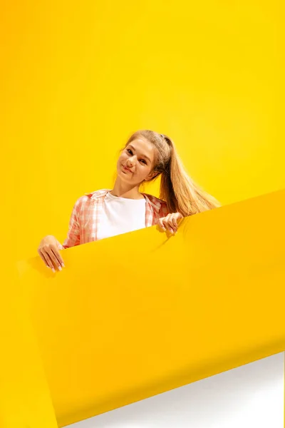 Portrait Beautiful Young Girl Posing Piece Paper Isolated Yellow Studio — 图库照片