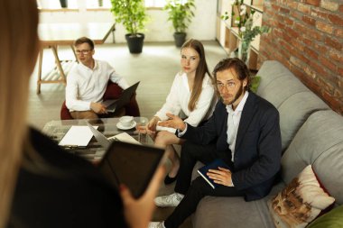 Gençler modern ofiste özel öğretmenleriyle görüşüyor. Mevcut sorunların tartışılması, başarılı öğrenme stratejisi üzerinde çalışmak. İngilizce kursları. Eğitim kavramı, başarı, öğrenme