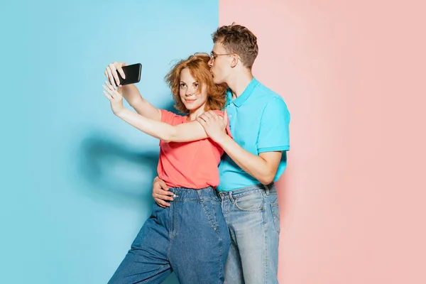 Portrait Young Loving Couple Taking Selfie Phone Isolated Pink Blue — Foto Stock