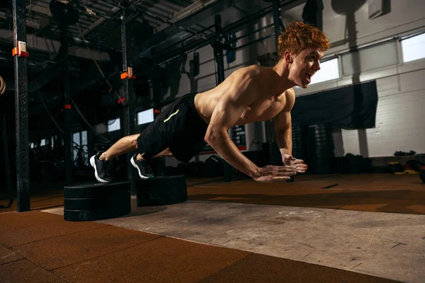 Air Portrait Young Sportive Man Muscular Body Training Doing Push — стоковое фото
