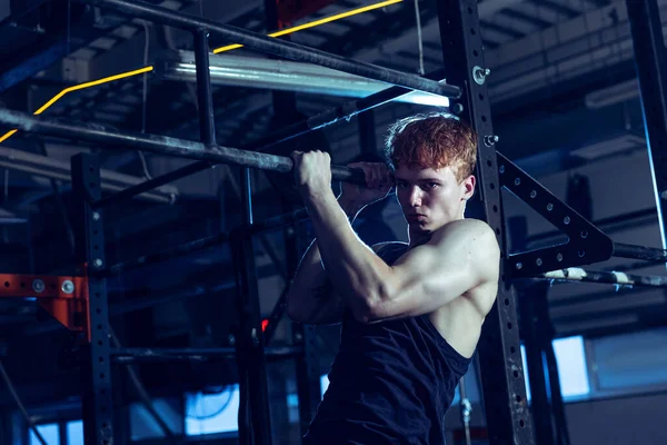 Portrait Sportive Muscular Young Man Training Doing Pull Exrcises Isolated — Foto Stock
