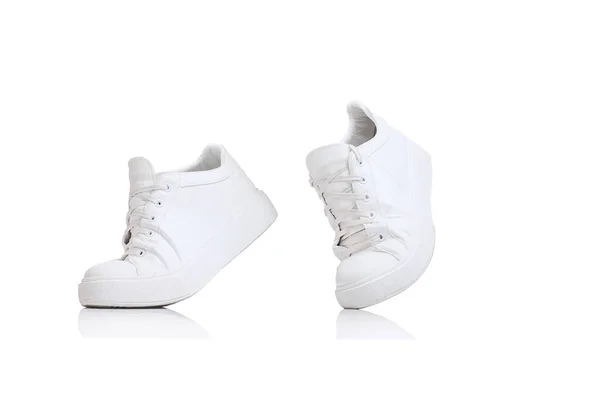 Випадкові Стильні Білі Кросівки Ізольовані Білому Фоні Студії Зручне Взуття — стокове фото