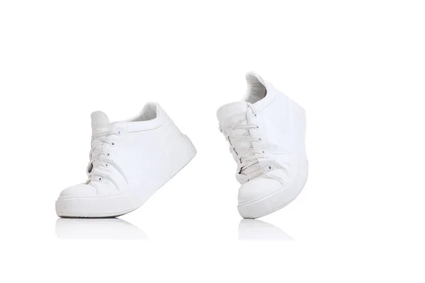 Casual Stijlvolle Witte Sneakers Geïsoleerd Witte Studio Achtergrond Comfortabel Schoeisel — Stockfoto