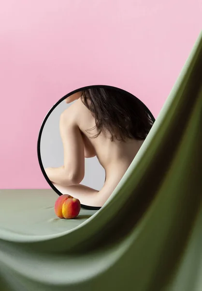 Female Body Back Mirror Reflection Peach Body Art Aesthetics Fabric — Foto Stock