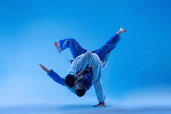 One Arm Shoulder Throw Dynamic Portrait Professional Judo Athletes Training — Stockfoto