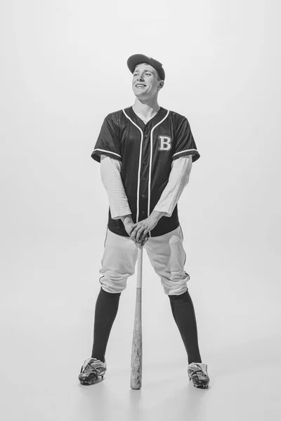 Повнометражний Портрет Молодого Чоловіка Студента Коледжу Бейсболіста Який Позує Уніформі — стокове фото
