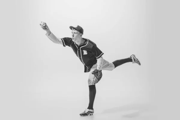 Динамичный Портрет Молодого Человека Концентрированного Бейсболиста Питчера Перчатке Подающего Мяч — стоковое фото