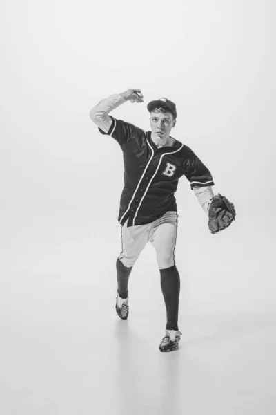Portrait Young Man Concentrated Baseball Player Pitcher Glove Serving Ball — Stok fotoğraf