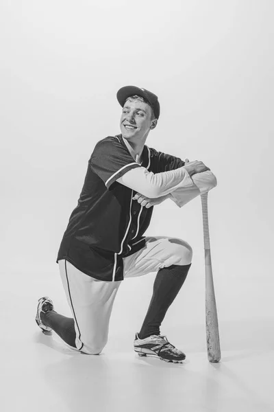 Portrait Young Smiling Man Baseball Player Standing One Knee Leaning — Stock fotografie