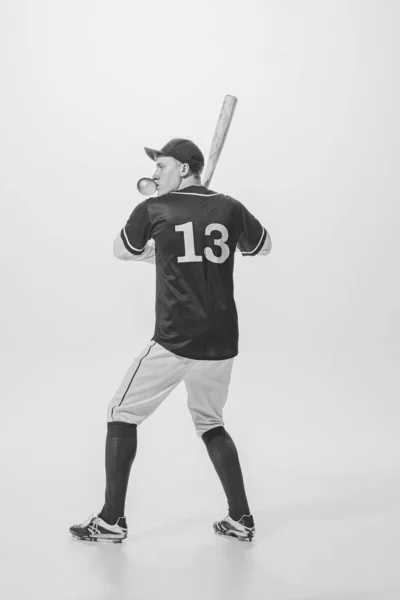 Portrait Young Man Baseball Player Playing Bubblegum Ready Hit Ball — Stockfoto