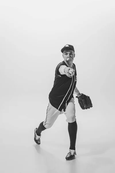 Portrait Young Man Baseball Player Pitcher Bubblegum Playing Serving Ball — Stock fotografie