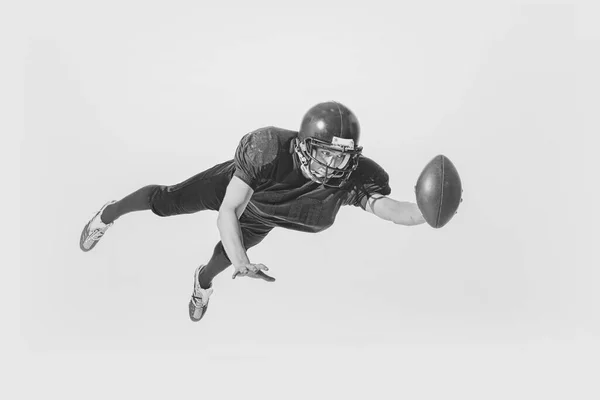Δυναμικό Πορτραίτο Του Νεαρού Αμερικανός Ποδοσφαιριστής Εκπαίδευση Στολής Πιάνει Μπάλα — Φωτογραφία Αρχείου