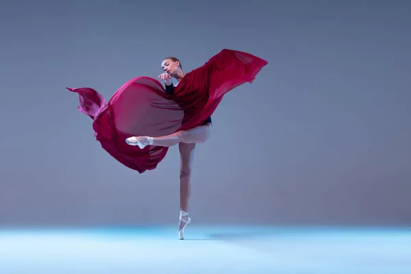 Портрет Молодої Балерини Танцює Тканиною Ізольовано Синьо Сірому Студійному Фоні — стокове фото