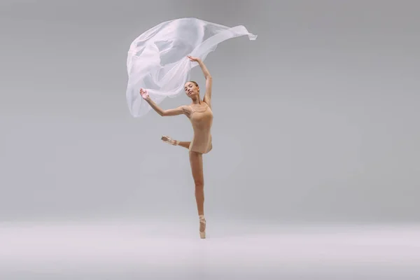 Портрет Молодої Красивої Балерини Танцює Прозорою Тканиною Ізольованою Сірому Студійному — стокове фото
