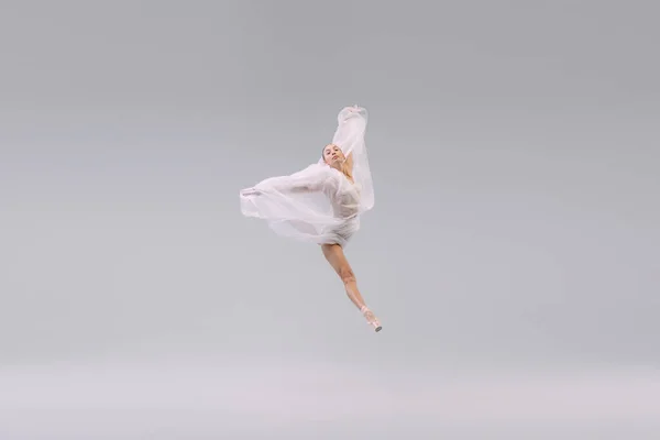 Портрет Молодой Балерины Танцующей Прыгающей Прозрачной Тканью Изолированной Сером Фоне — стоковое фото