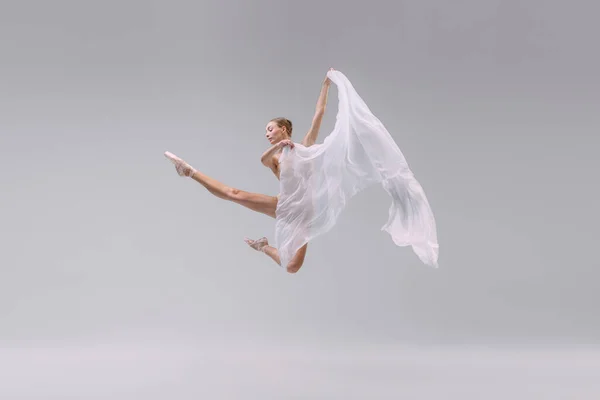 Портрет Молодої Витонченої Балерини Танцює Прозорою Тканиною Ізольованою Сірому Студійному — стокове фото