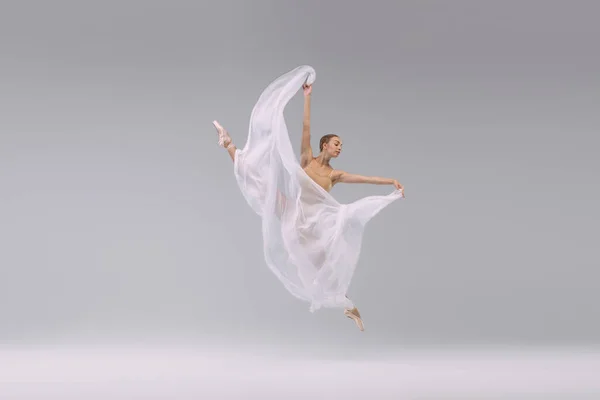 Портрет Молодої Красивої Балерини Танцює Стрибає Прозорою Тканиною Ізольовано Сірому — стокове фото