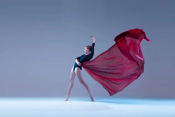 Προσωπογραφία Νεαρής Τρυφερής Μπαλαρίνας Που Χορεύει Βαθύ Κόκκινο Διαφανές Ύφασμα — Φωτογραφία Αρχείου