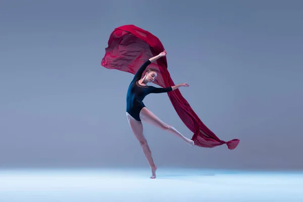 Портрет Молодої Балерини Танцює Глибокою Червоною Тканиною Ізольовано Синьо Сірому — стокове фото