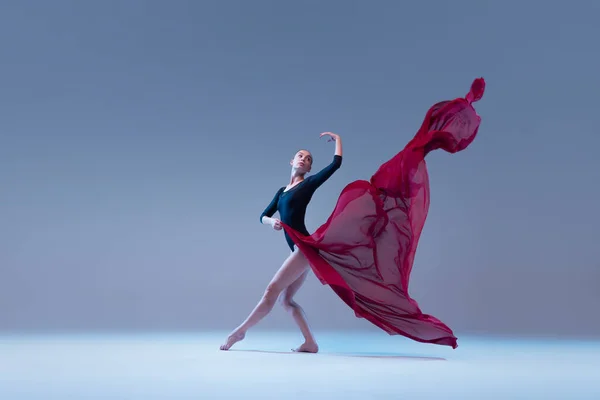 Портрет Молодої Балерини Танцює Чорному Боді Костюмі Глибокою Червоною Тканиною — стокове фото