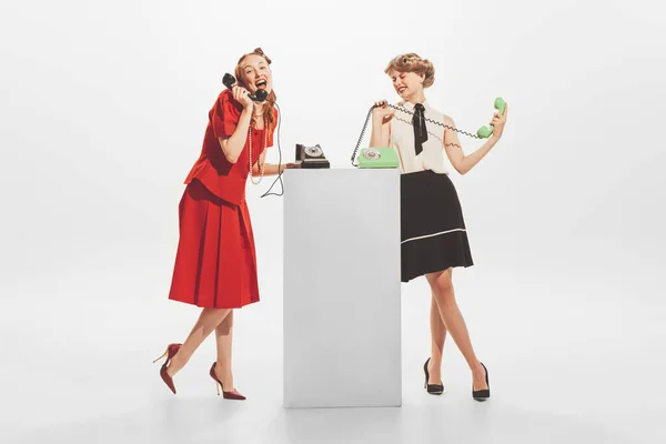 Портрет Двух Стильных Женщин Ретро Одежде Разговаривающих Винтажному Телефону Изолирован — стоковое фото