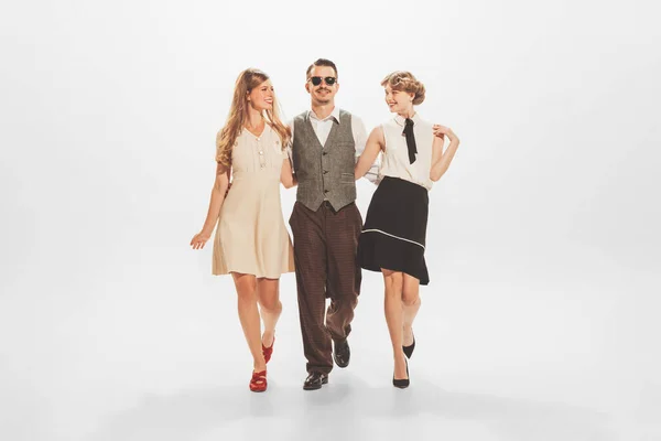 Portrait Stylish People Vintage Clothes Man Walking Two Beautiful Women — Photo