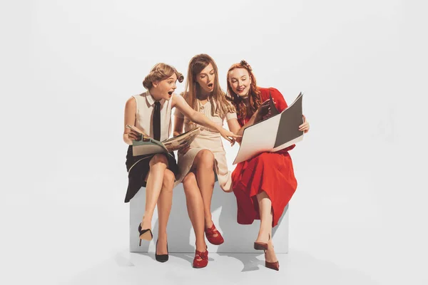 Πορτρέτο Τριών Νέων Όμορφων Στιλάτων Γυναικών Που Κάθονται Μαζί Και — Φωτογραφία Αρχείου