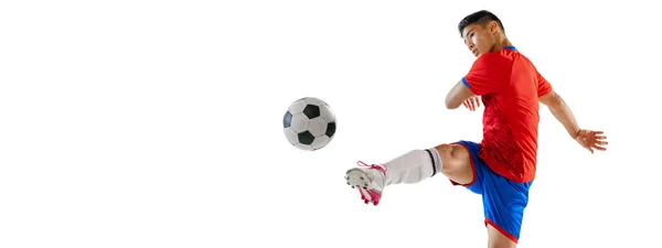 Δυναμικό Πορτρέτο Του Νεαρού Επαγγελματία Ποδοσφαιριστή Κίνηση Κλοτσιές Μπάλα Σκοράροντας — Φωτογραφία Αρχείου