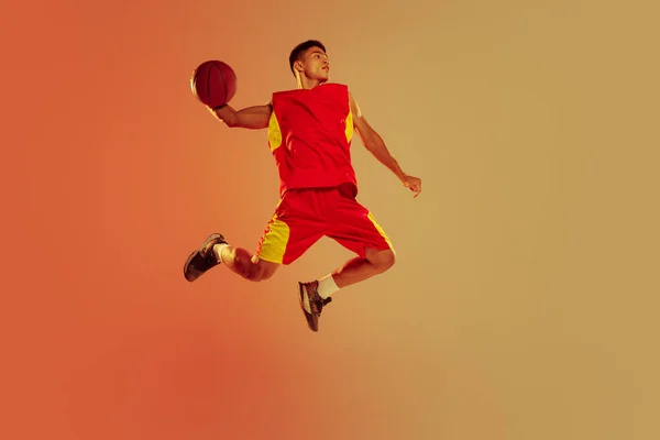 Портрет Мускулистого Молодого Человека Баскетболист Движении Бросающий Мяч Прыжке Изолированный — стоковое фото
