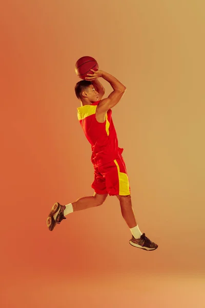 Портрет Молодого Человека Профессиональная Тренировка Баскетболиста Изолирована Фоне Оранжевой Студии — стоковое фото